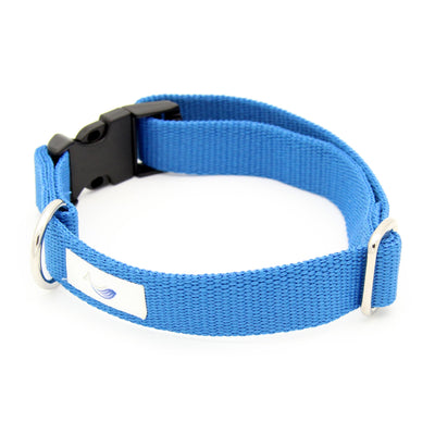 Nachhaltiges blaues Hundehalsband, verstellbar mit Steckverschluss.