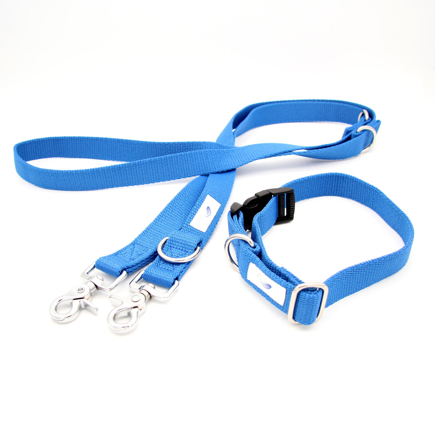 Nachhaltiges verstellbares blaues Hundehalsband mit Steckverschluss und nachhaltige blaue Hundeleine, 3-fach verstellbar mit zwei Scherenkarabinern.